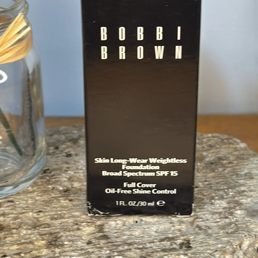 Bobbi Brown Skin Long-Wear Weightless Foundation in Warm Ivory/W-026 SPF‎ 15